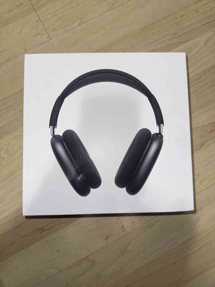 Apple AirPod Maxs Space Gray - Brook Park, Minnesota