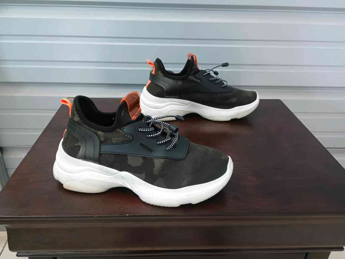 Bebe Sport Keyra Camo lace up Sneaker Size 8 - Frostproof, Florida - FleaMarketBay