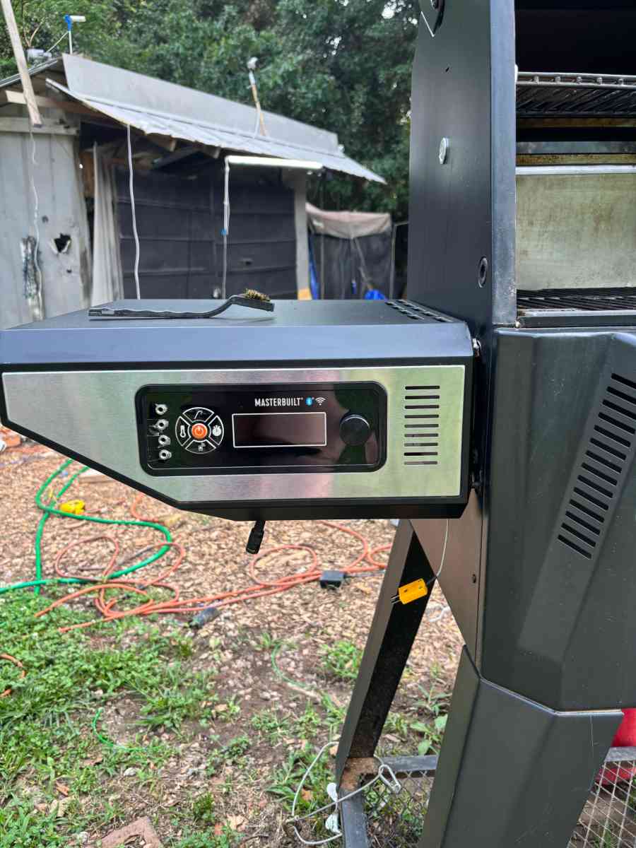 MasterBuilt Smoker Charcoal Grill - Auburn, Georgia - FleaMarketBay