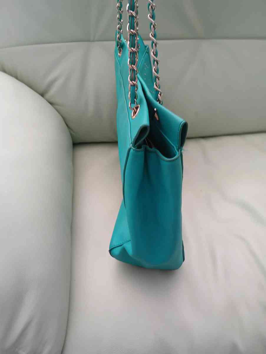 BEBE TOTE TURQUOISE BLUE - Frostproof, Florida - FleaMarketBay