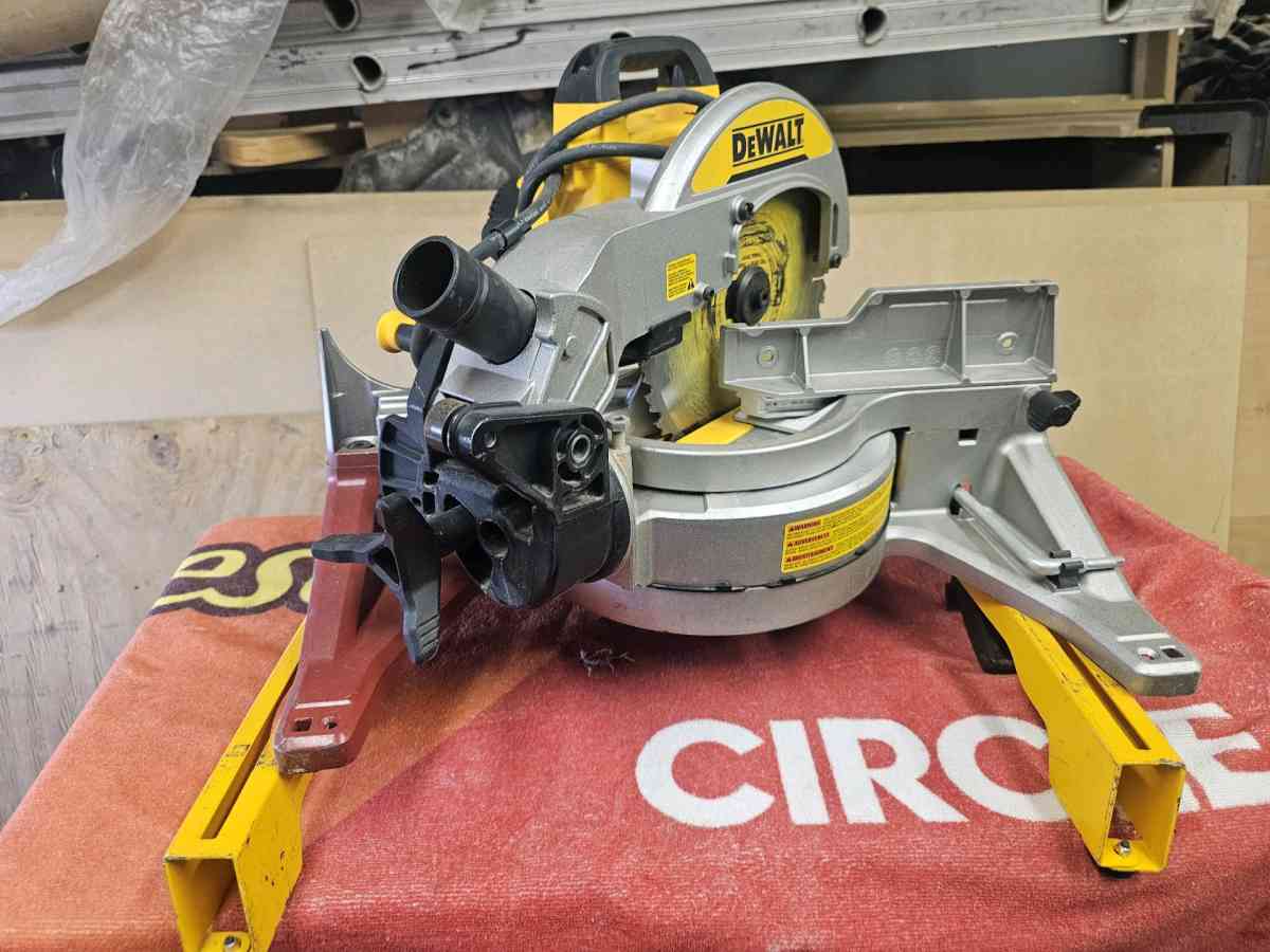 DeWalt 15 amps 12 in Corded Compound Miter Saw - Phoenix, Arizona - FleaMarketBay