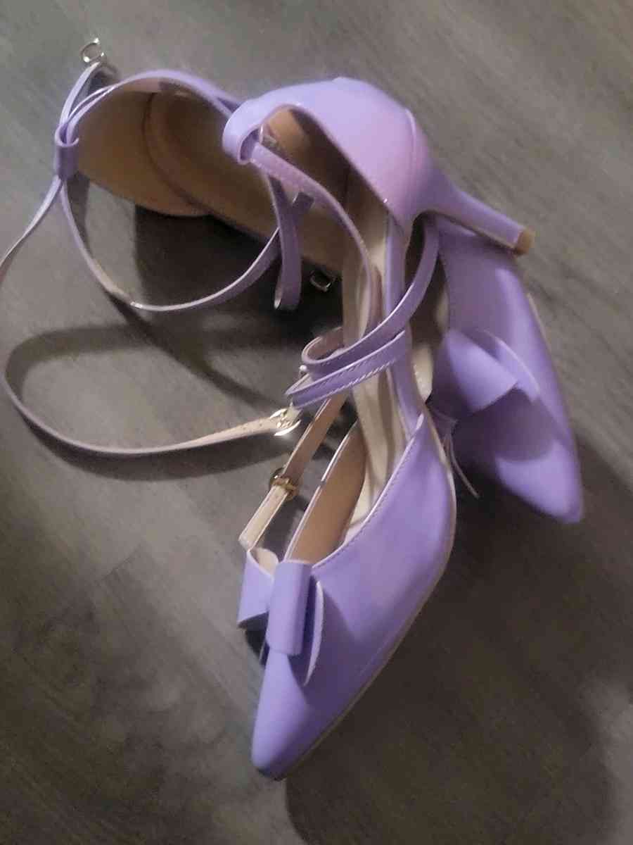 Lavender pointed to shoe - Allamuchy, New Jersey - FleaMarketBay