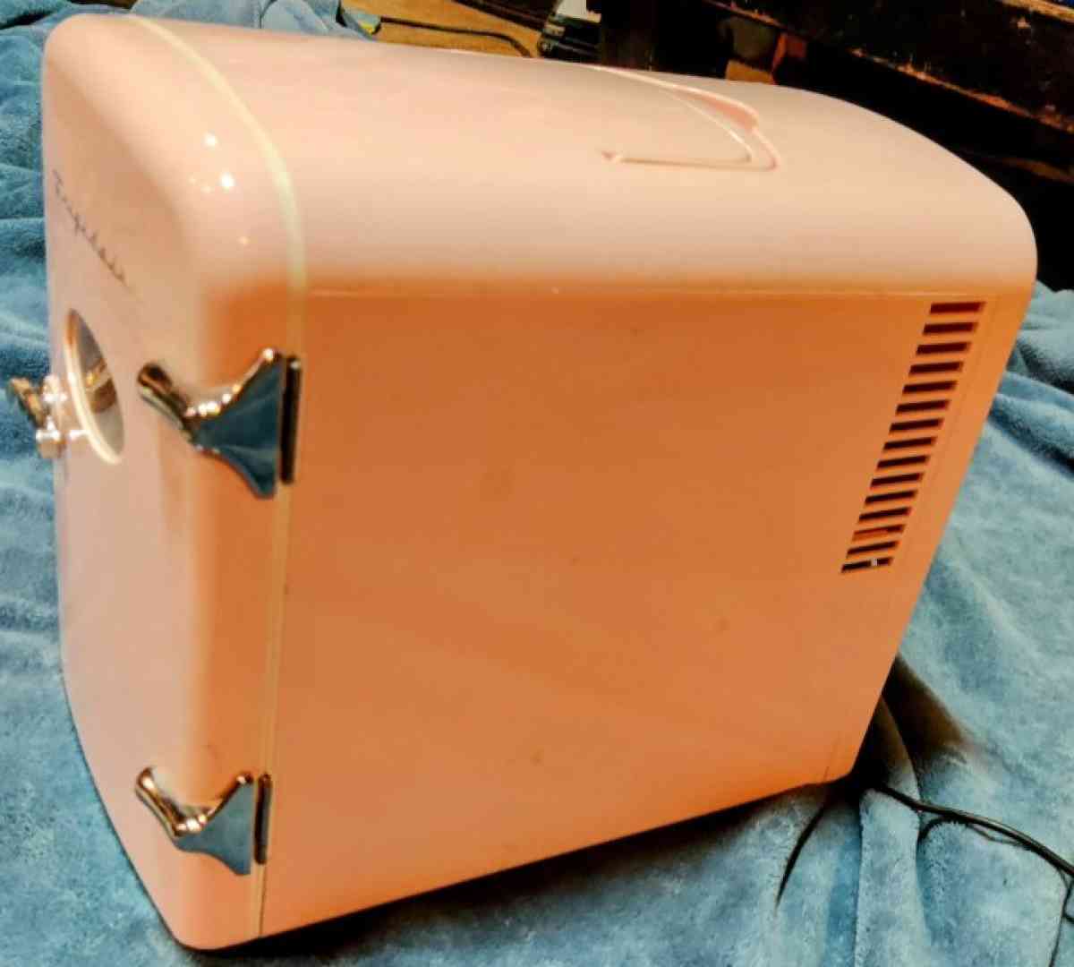 Frigidaire mini fridge for home or office - Houston, Texas - FleaMarketBay