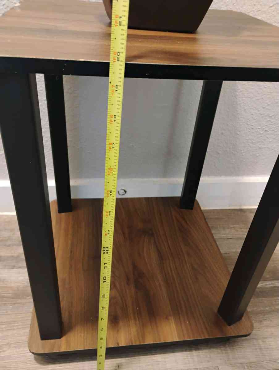 mesita con jarron decorativo - Garland, Texas - FleaMarketBay