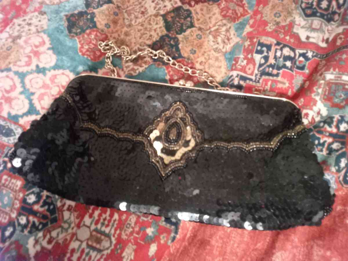 Black sequin snap up purse with gold chain - El Cajon, California