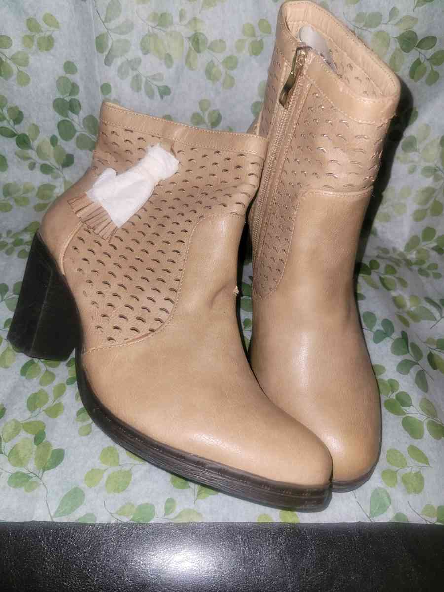 TAN BOOTS - Allamuchy, New Jersey - FleaMarketBay