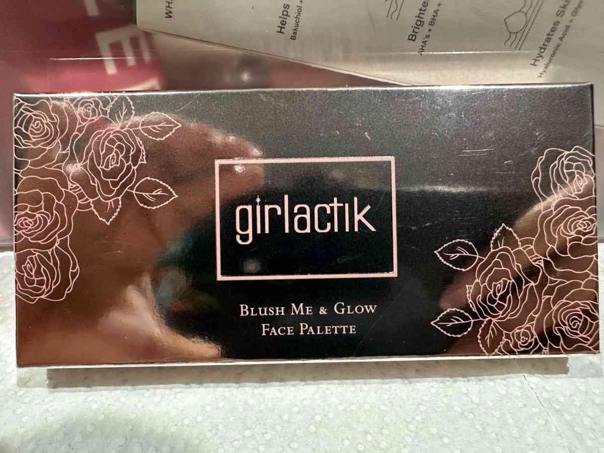 Girlactik Blush me  Glow Face Palette - Round Lake, Illinois