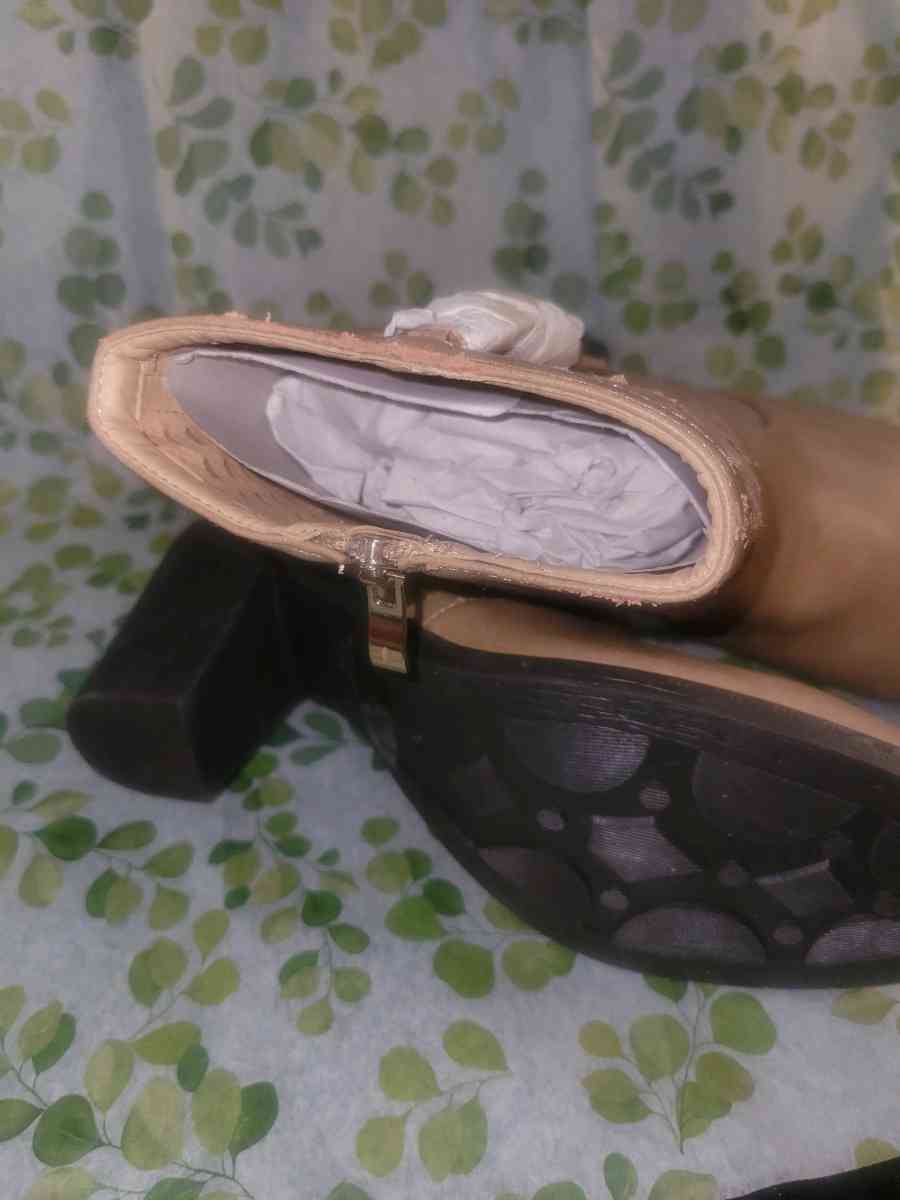 TAN BOOTS - Allamuchy, New Jersey - FleaMarketBay