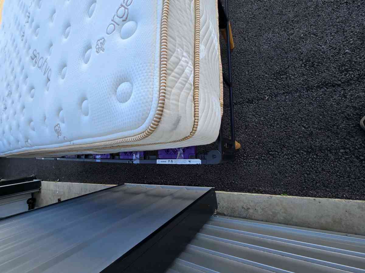 Great condition Saatva Classic Queen Mattress - Wilsonville, Oregon - FleaMarketBay