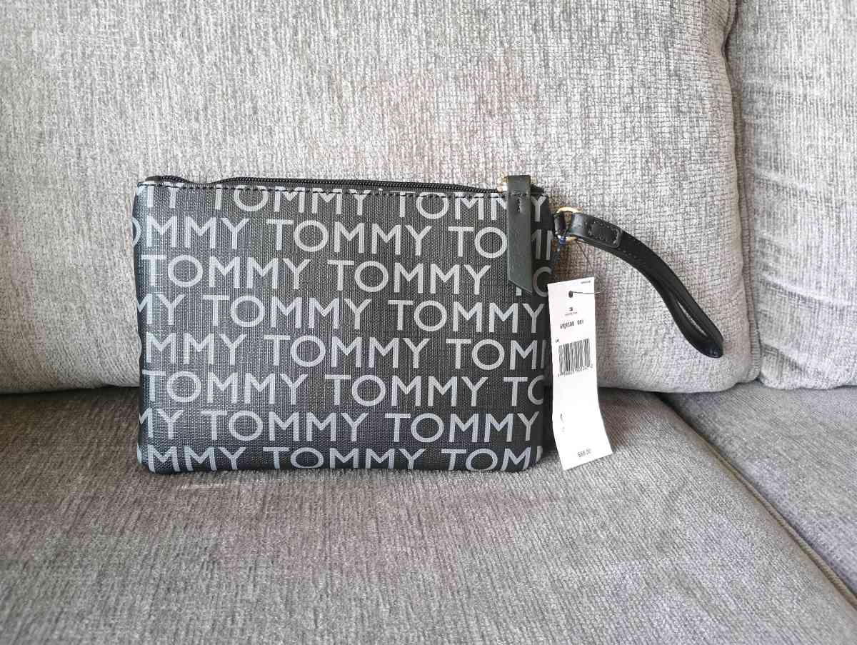 Tommy Hilfiger wristlet Wallet - Frostproof, Florida - FleaMarketBay
