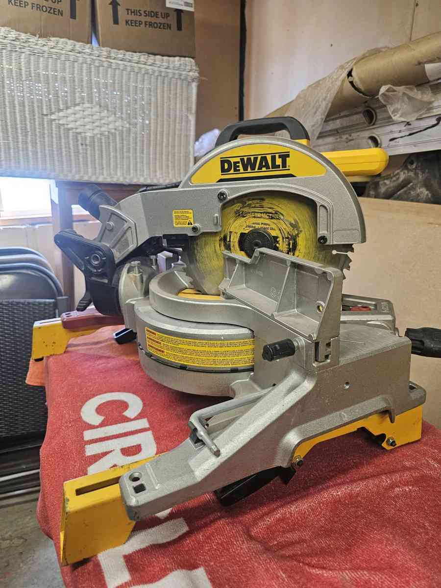 DeWalt 15 amps 12 in Corded DualBevel Compound Miter Saw - Phoenix, Arizona - FleaMarketBay