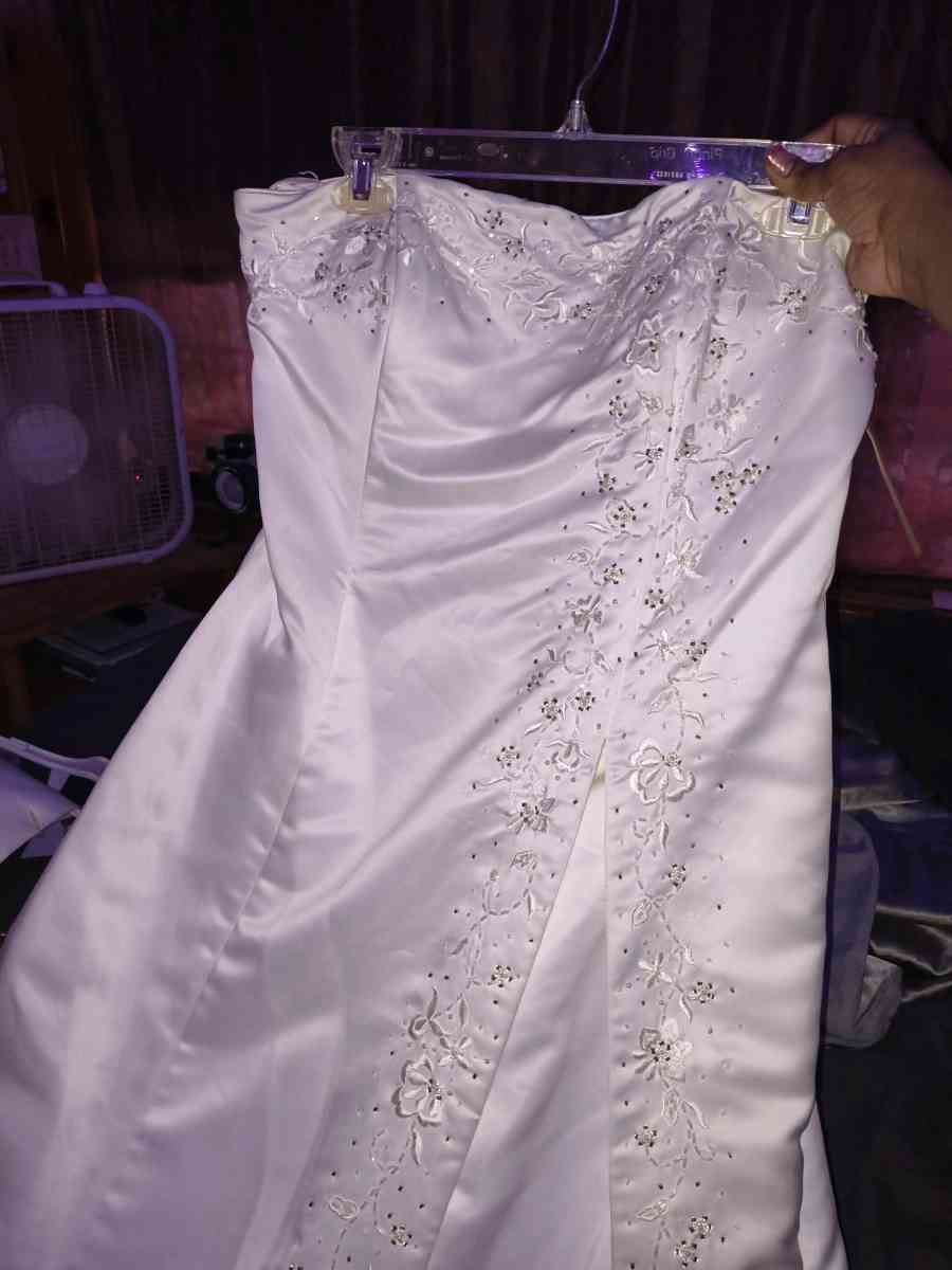 Brand New Wedding Dress and Tiara Veil - Port Arthur, Texas - FleaMarketBay