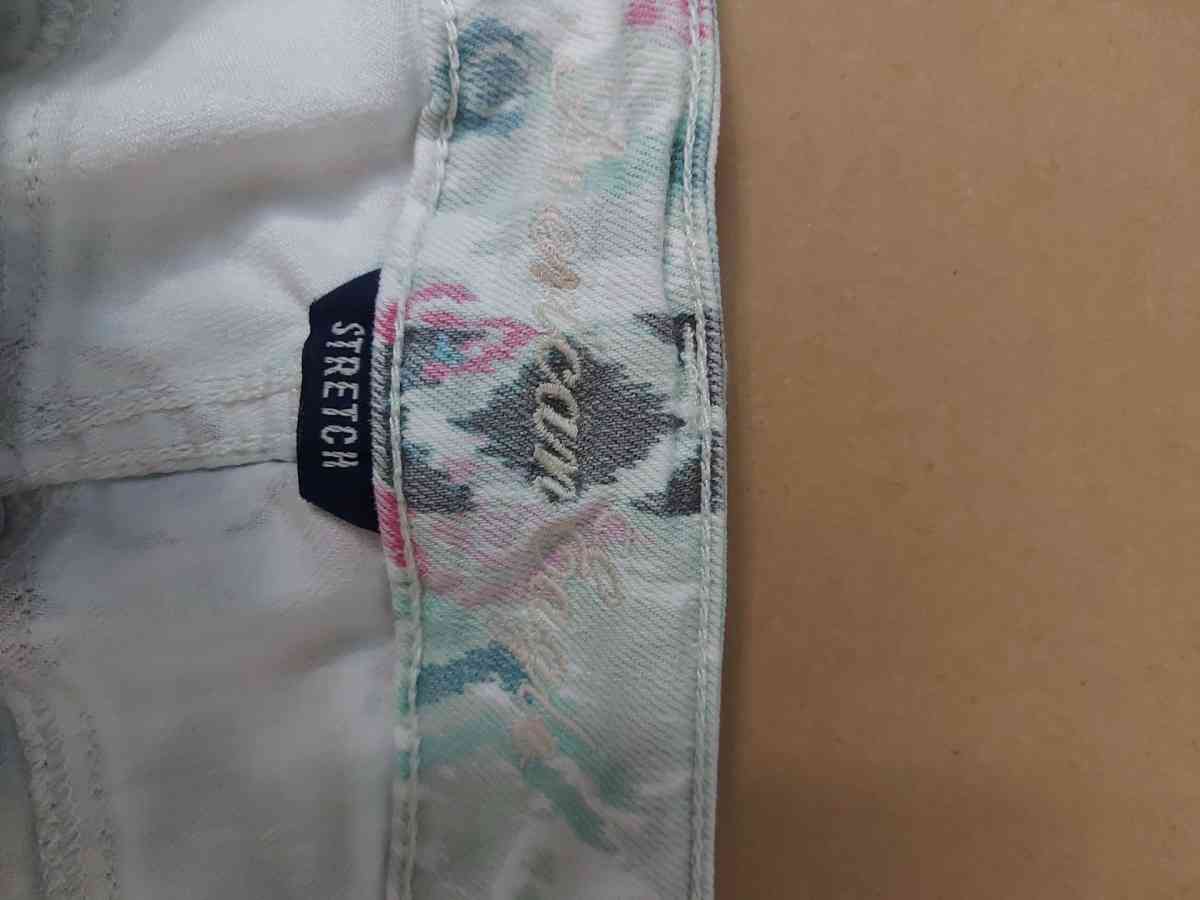 American Eagle Outfitters Stretch Aztec Shorts Size 6 - Atlanta, Georgia - FleaMarketBay