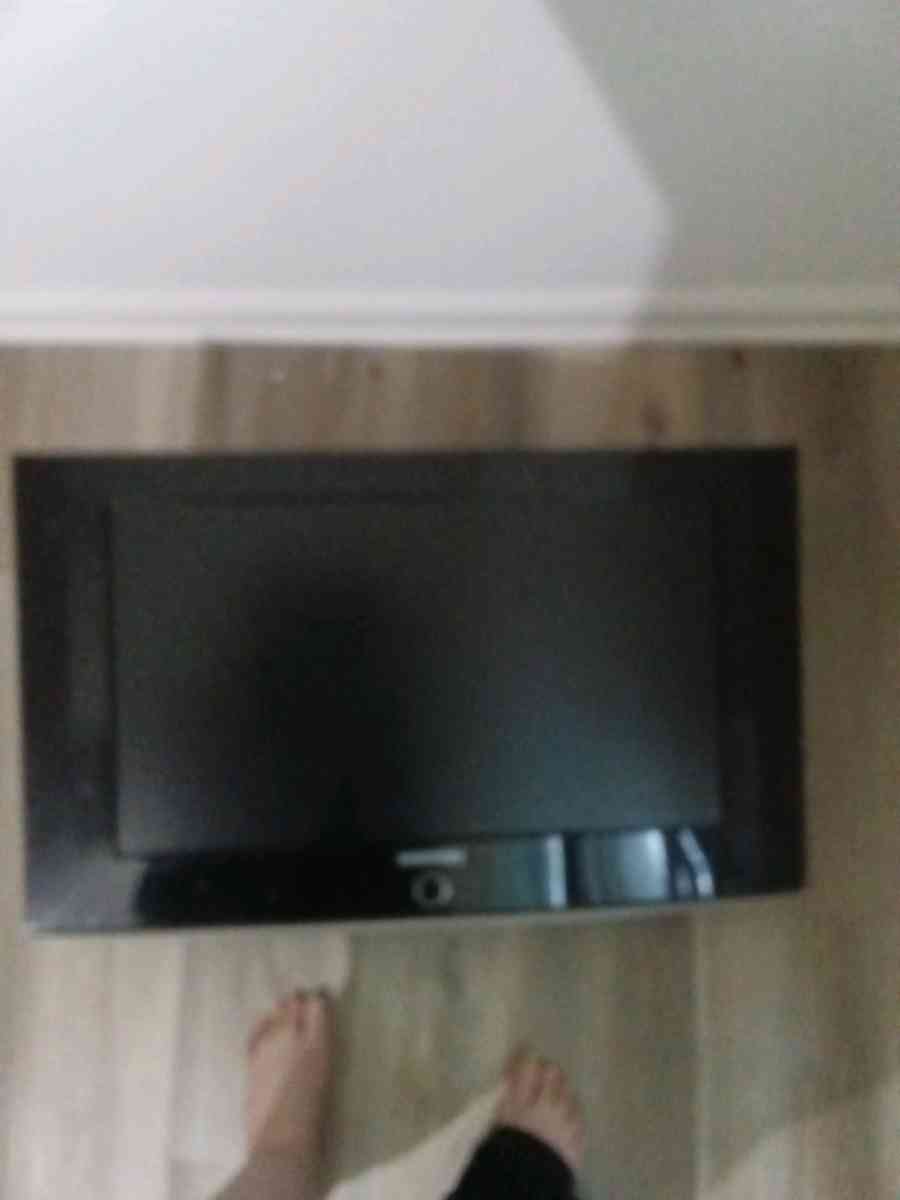26in Samsung TV with wall brackets no remote  model lnt2642h
