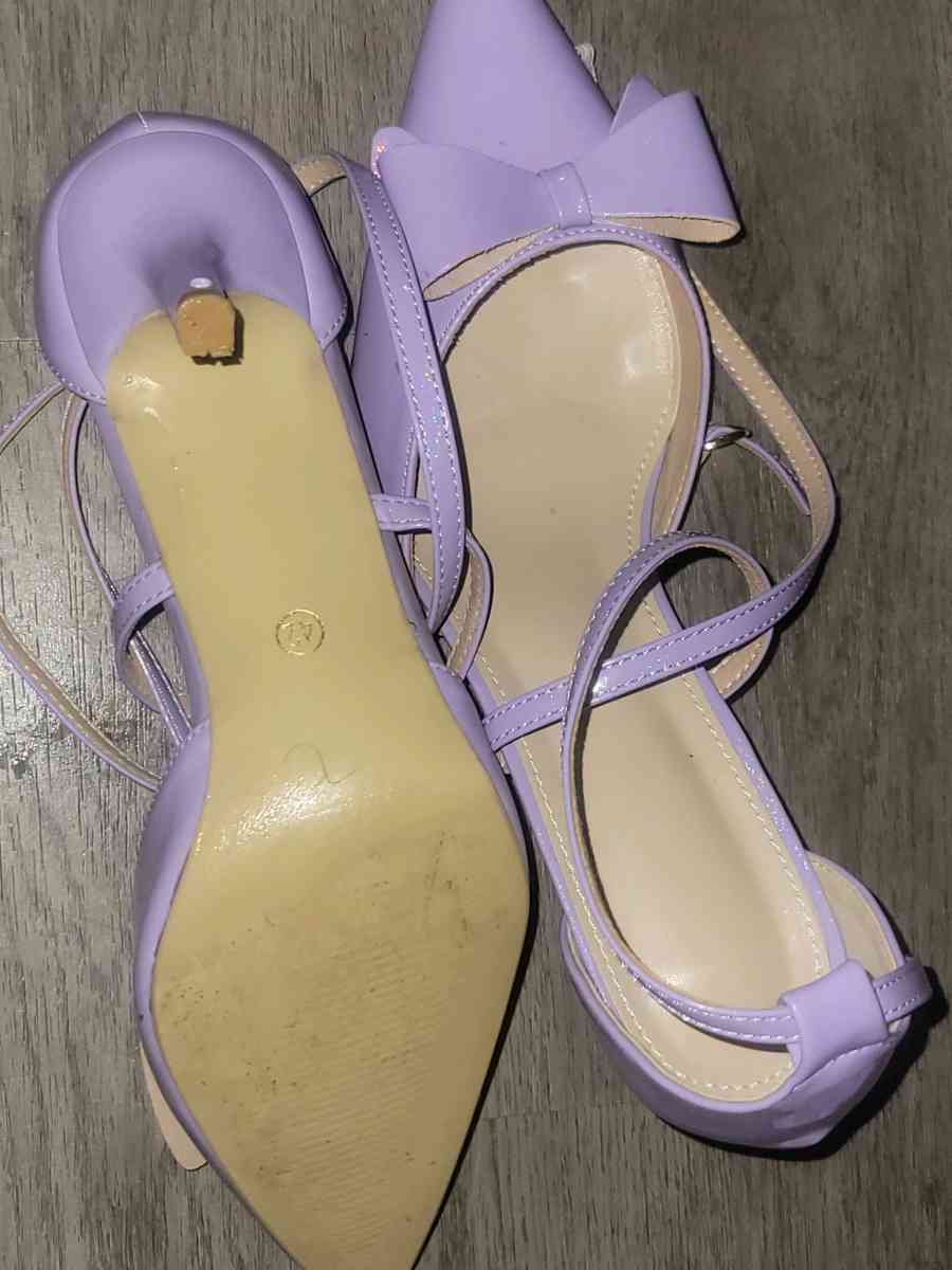 Lavender pointed to shoe