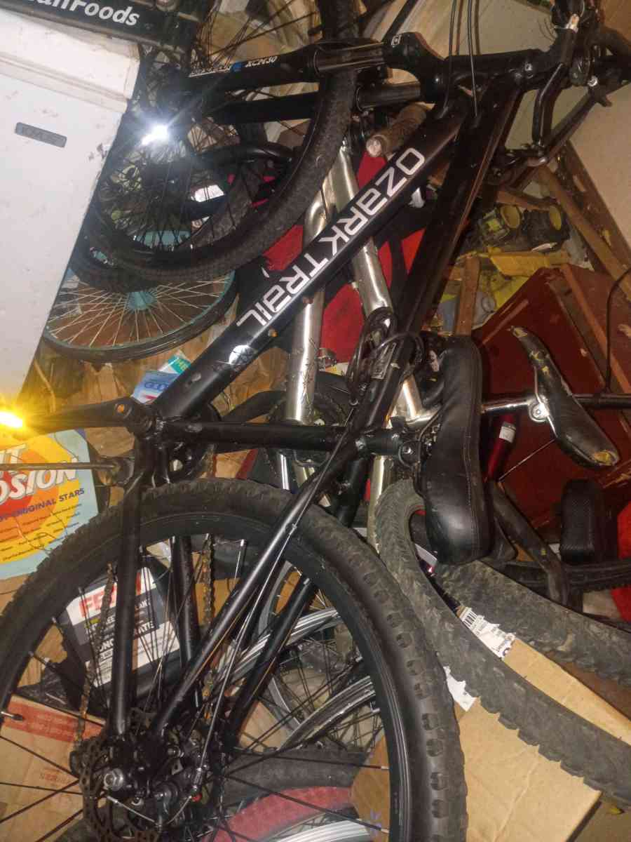 AN Ozark Trail 27in mountain road bike