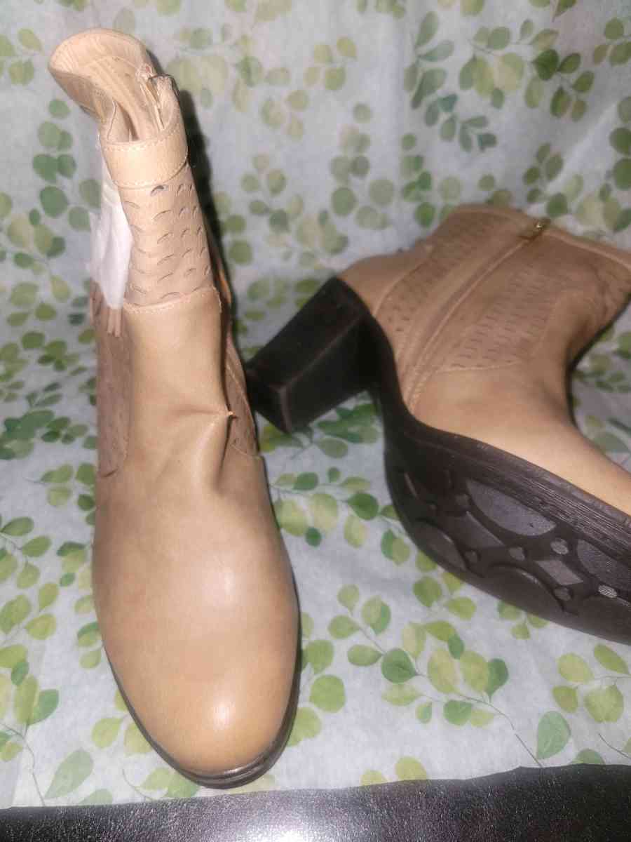 TAN BOOTS - Allamuchy, New Jersey - FleaMarketBay