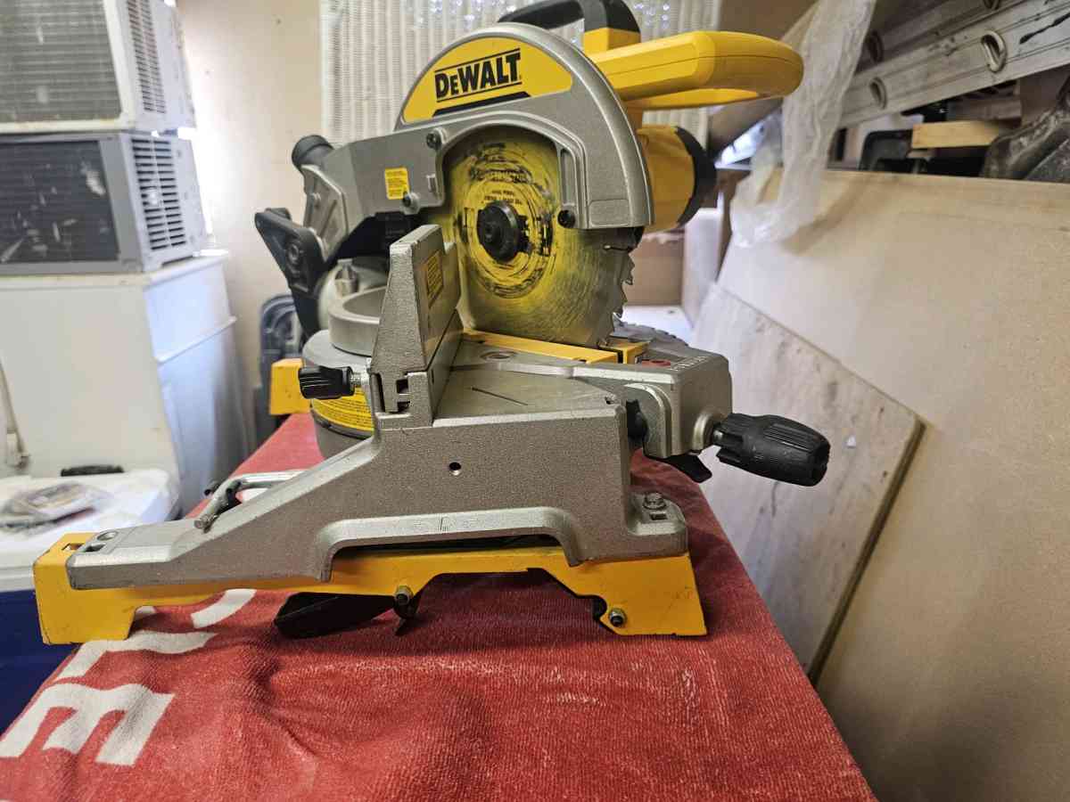 DeWalt 15 amps 12 in Corded Compound Miter Saw - Phoenix, Arizona - FleaMarketBay