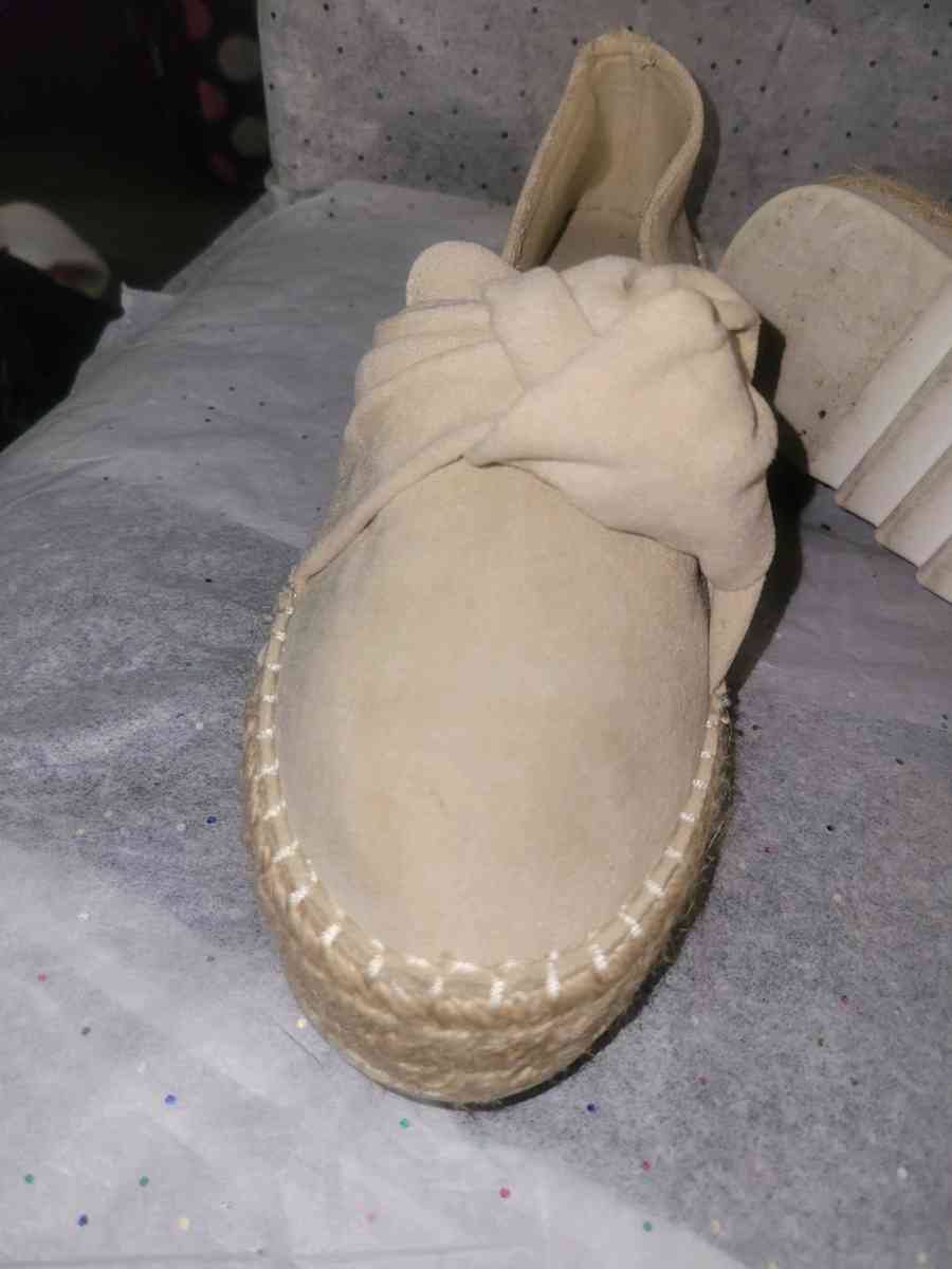 Beige  Ripple sole shoe - Allamuchy, New Jersey - FleaMarketBay