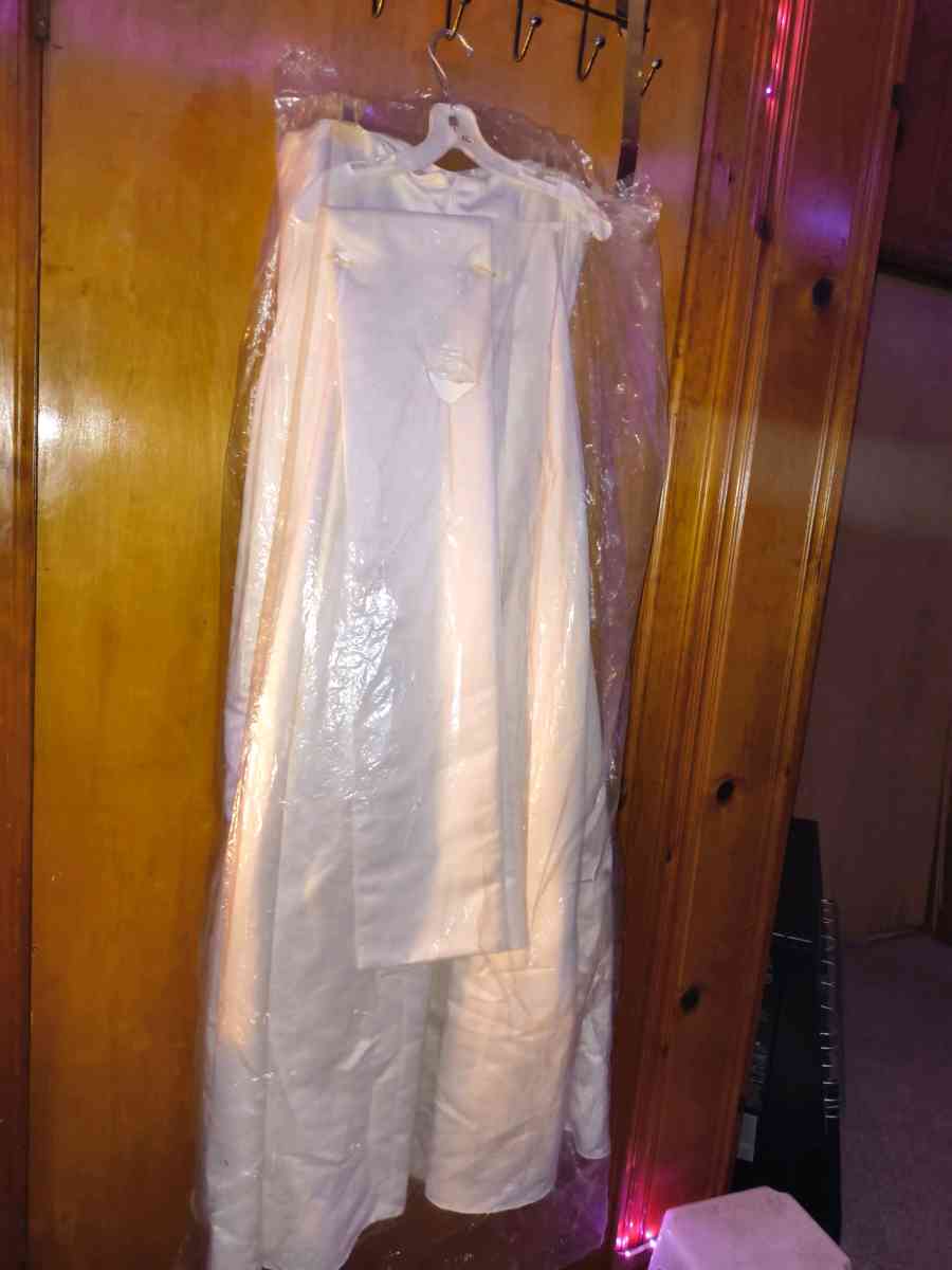 Brand New Wedding Dress and Tiara Veil - Port Arthur, Texas - FleaMarketBay