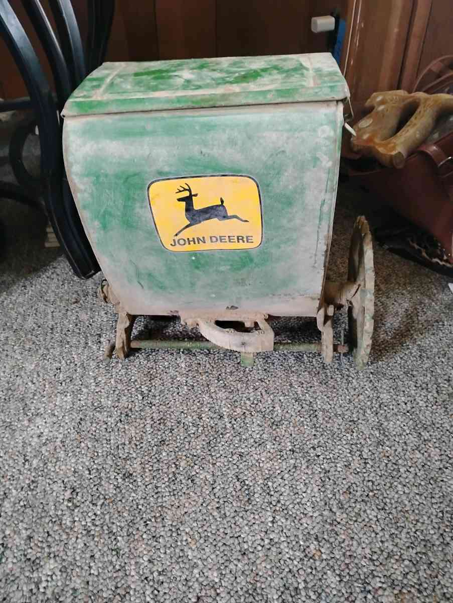 2 vintage John Deere planters - Kings Mountain, Kentucky