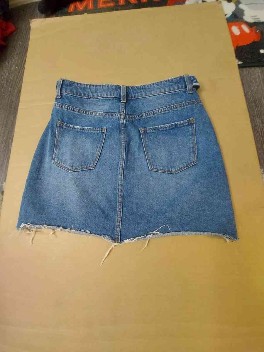 Sneak Peek Belted Raw Hem Denim Skirt Size M - Atlanta, Georgia - FleaMarketBay