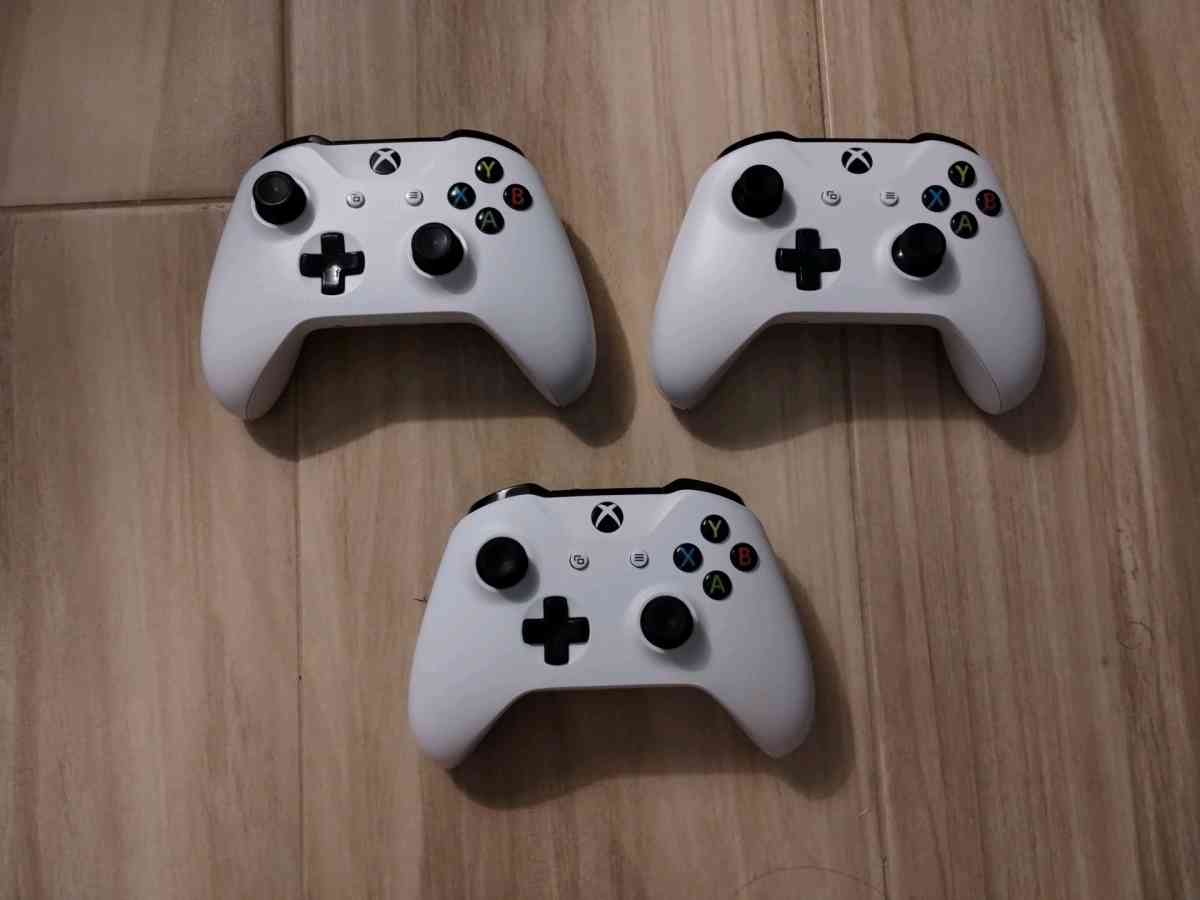 Lot of 3 Xbox One Controllers