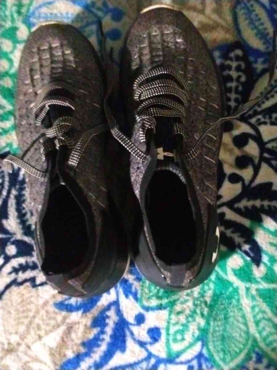 Under Armour size 9 womans sneakers great shape - Robinson, Illinois