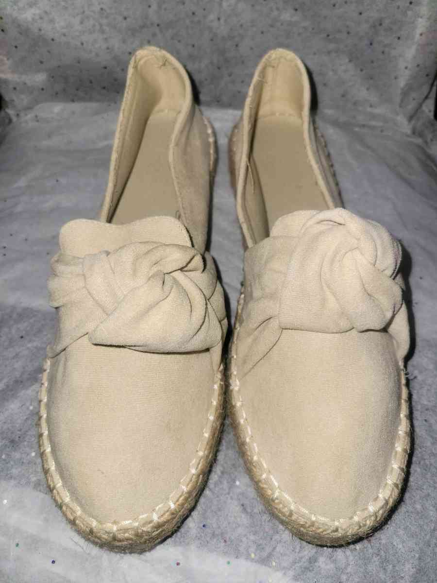 Beige  Ripple sole shoe - Allamuchy, New Jersey - FleaMarketBay
