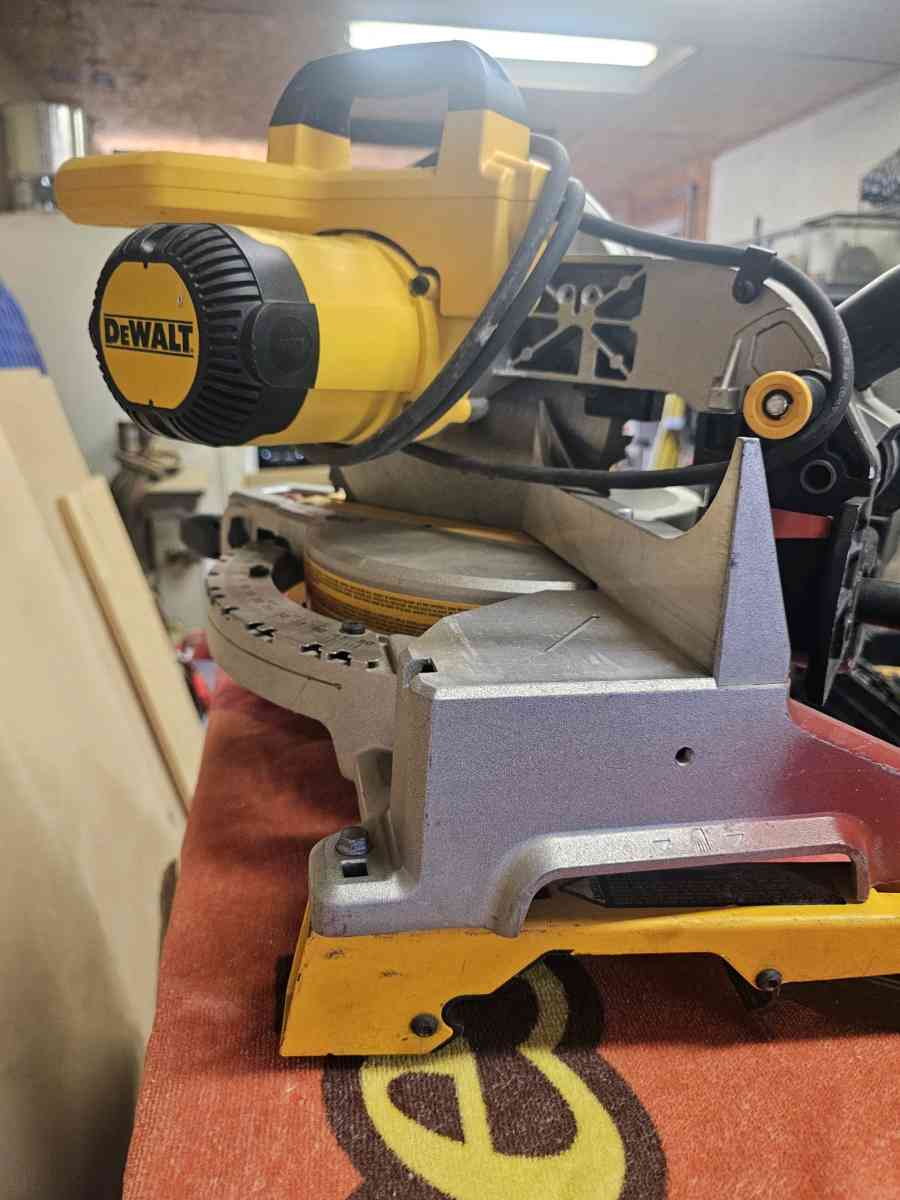DeWalt 15 amps 12 in Corded DualBevel Compound Miter Saw - Phoenix, Arizona - FleaMarketBay