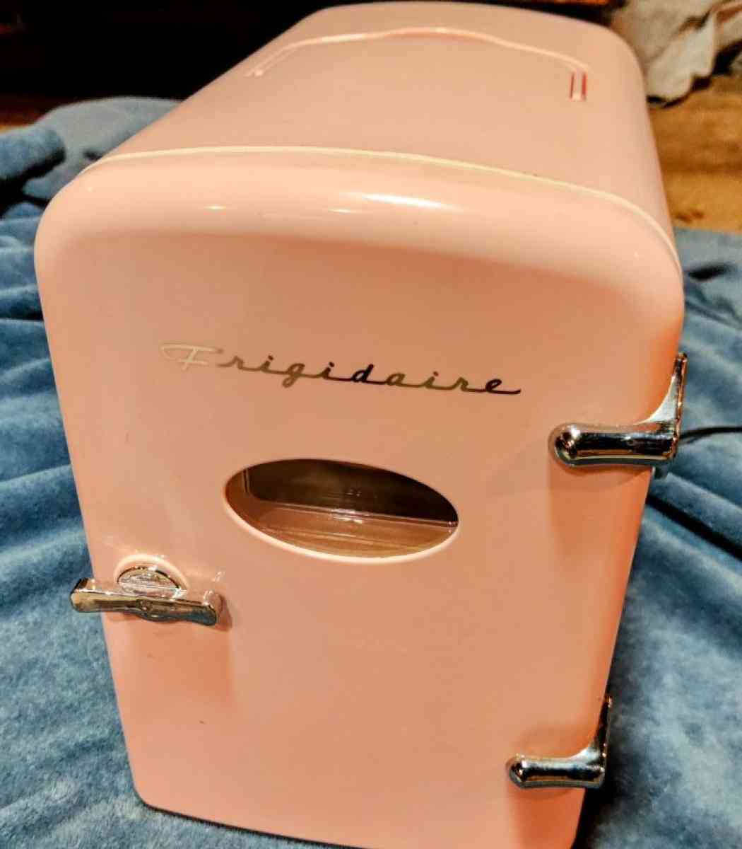 Frigidaire mini fridge for home or office - Houston, Texas