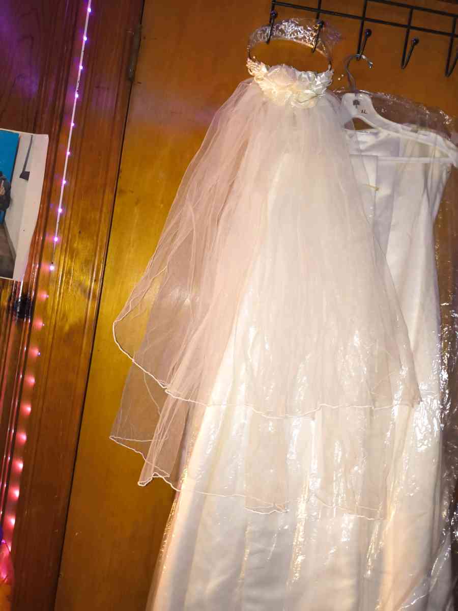 Brand New Wedding Dress and Tiara Veil - Port Arthur, Texas - FleaMarketBay