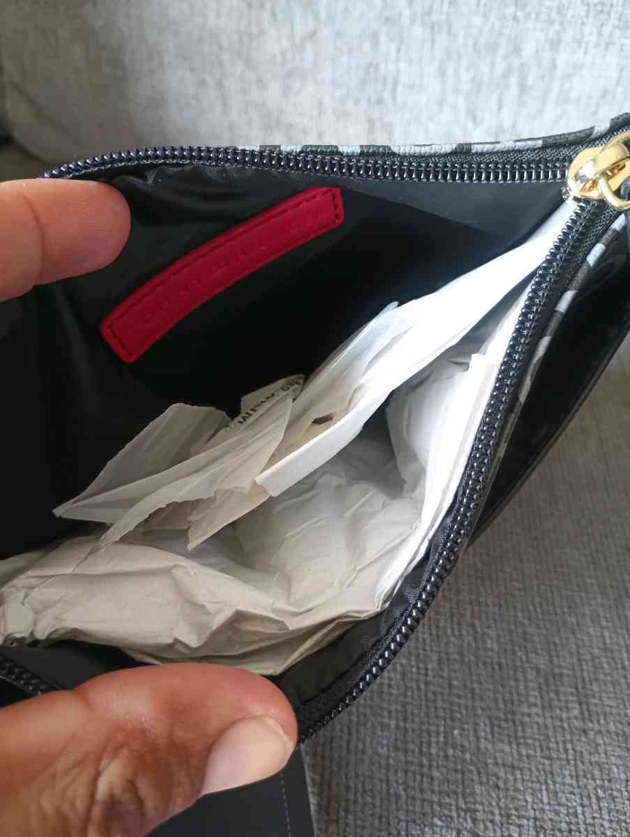 Tommy Hilfiger wristlet Wallet - Frostproof, Florida - FleaMarketBay