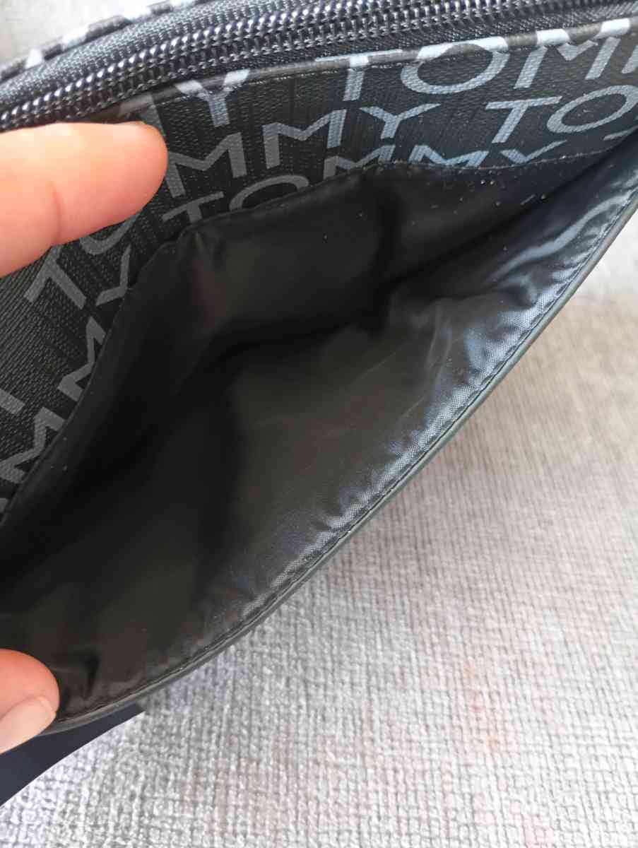 Tommy Hilfiger wristlet Wallet - Frostproof, Florida - FleaMarketBay