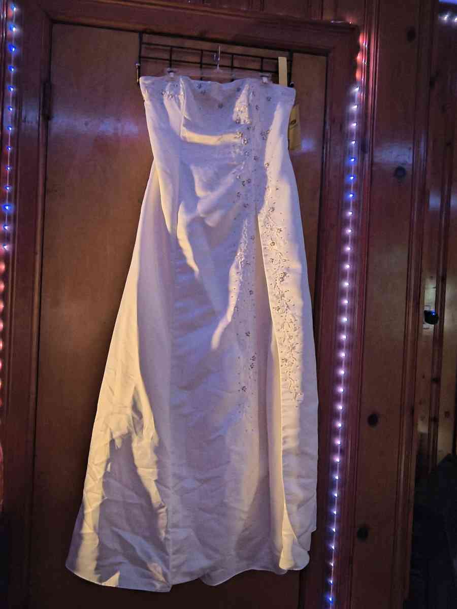 Brand New Wedding Dress and Tiara Veil - Port Arthur, Texas