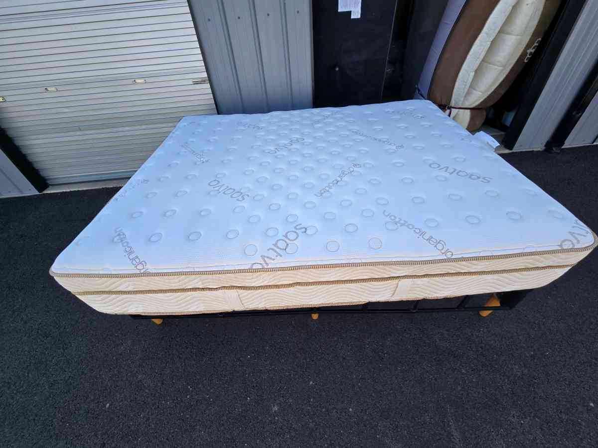 Great condition Saatva Classic Queen Mattress