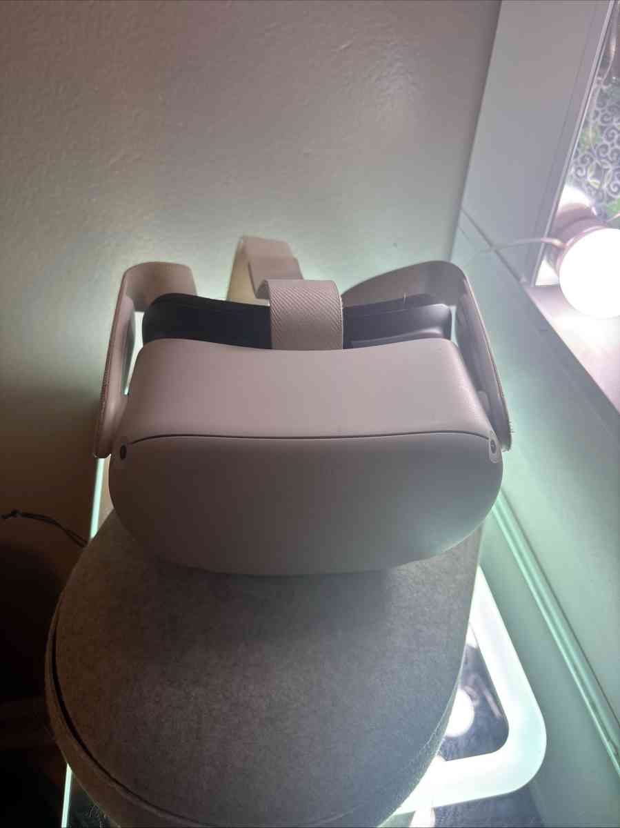 oculus VR headset with case - Jeffersonville, Indiana - FleaMarketBay