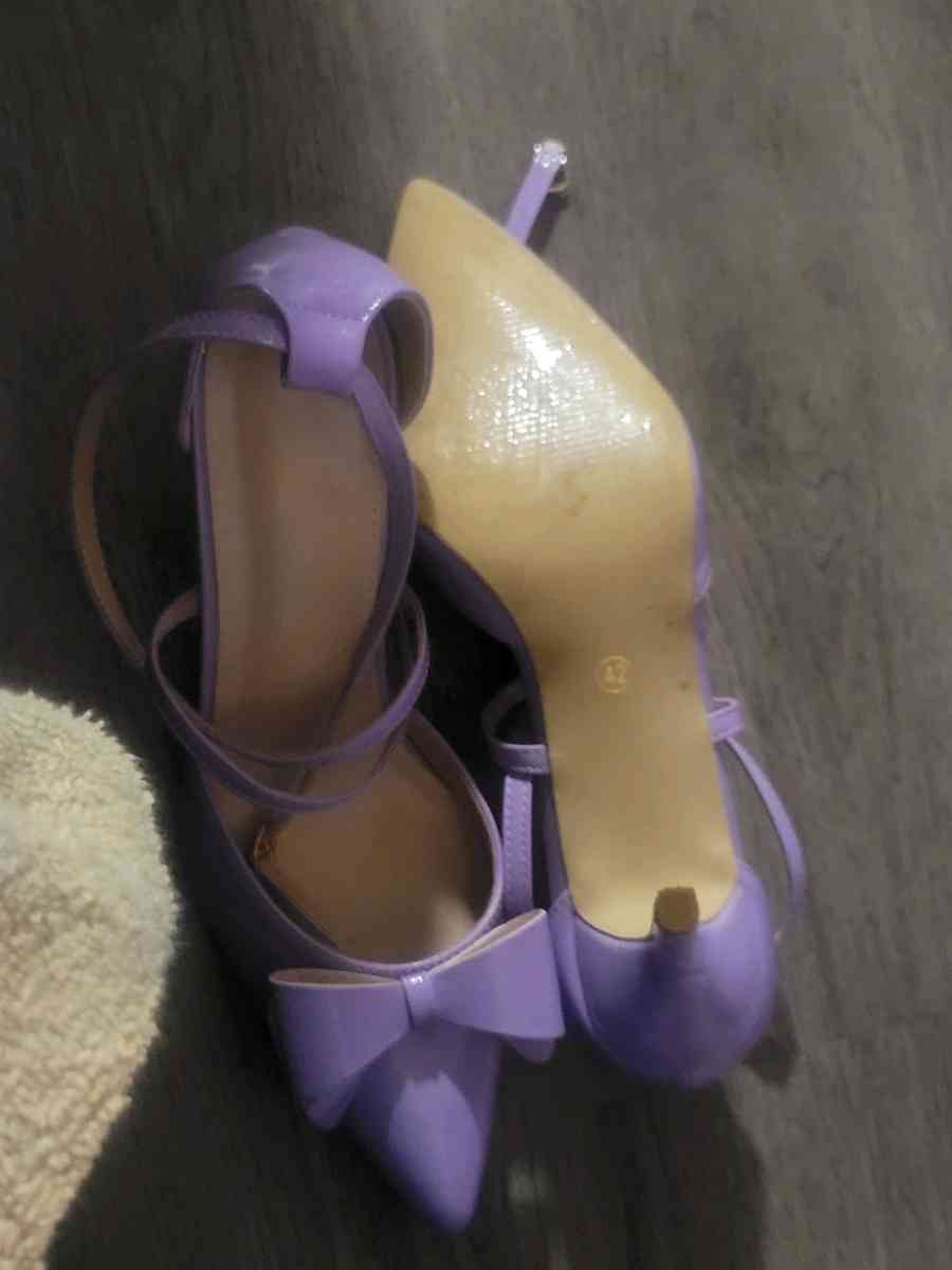 Lavender pointed to shoe - Allamuchy, New Jersey - FleaMarketBay