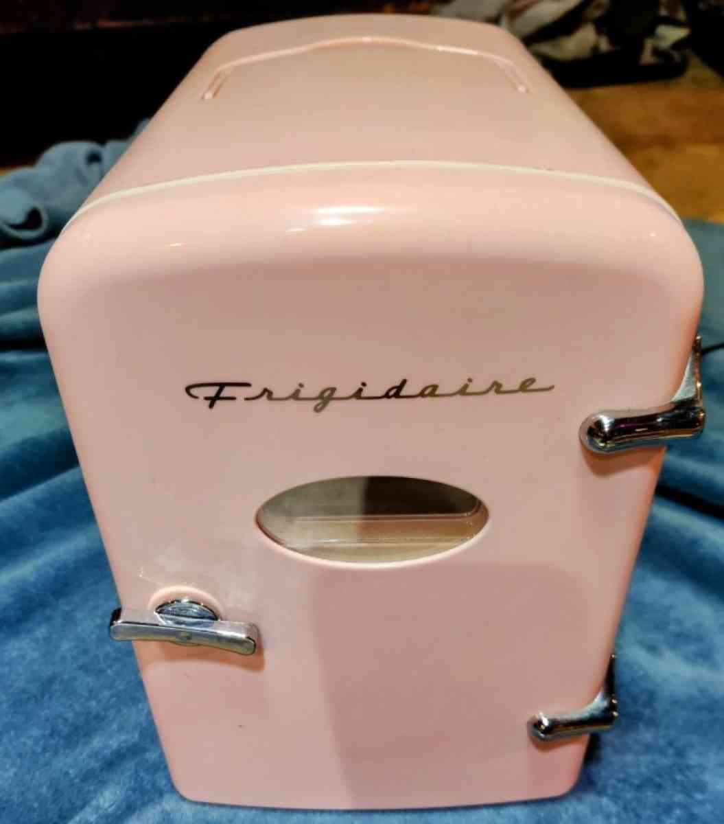 Frigidaire mini fridge for home or office - Houston, Texas - FleaMarketBay