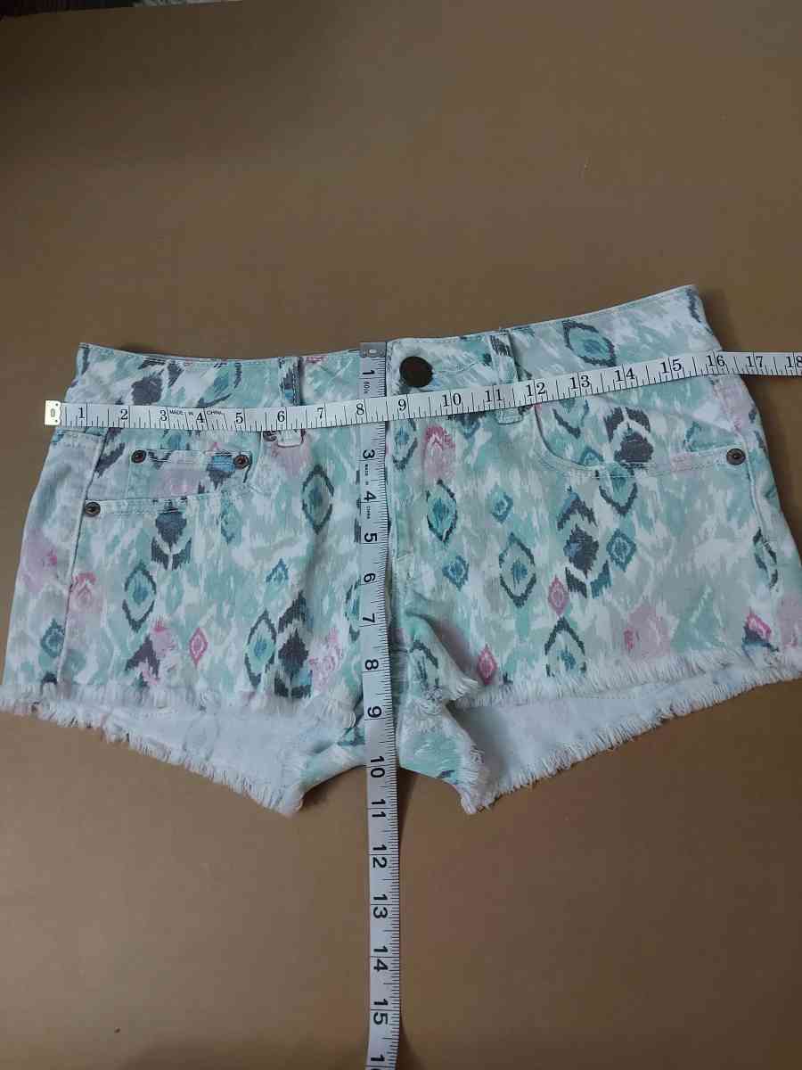 American Eagle Outfitters Stretch Aztec Shorts Size 6 - Atlanta, Georgia - FleaMarketBay
