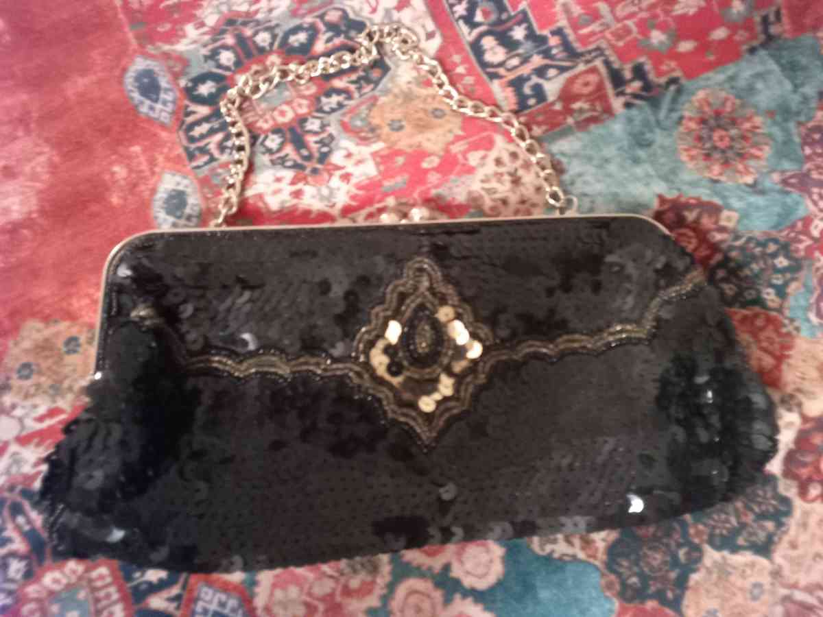 Black sequin snap up purse with gold chain - El Cajon, California - FleaMarketBay