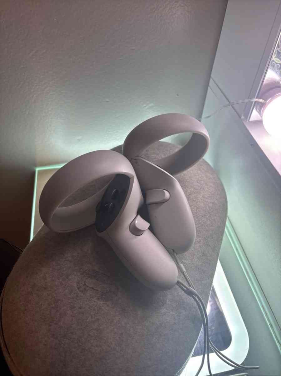 oculus VR headset with case - Jeffersonville, Indiana - FleaMarketBay