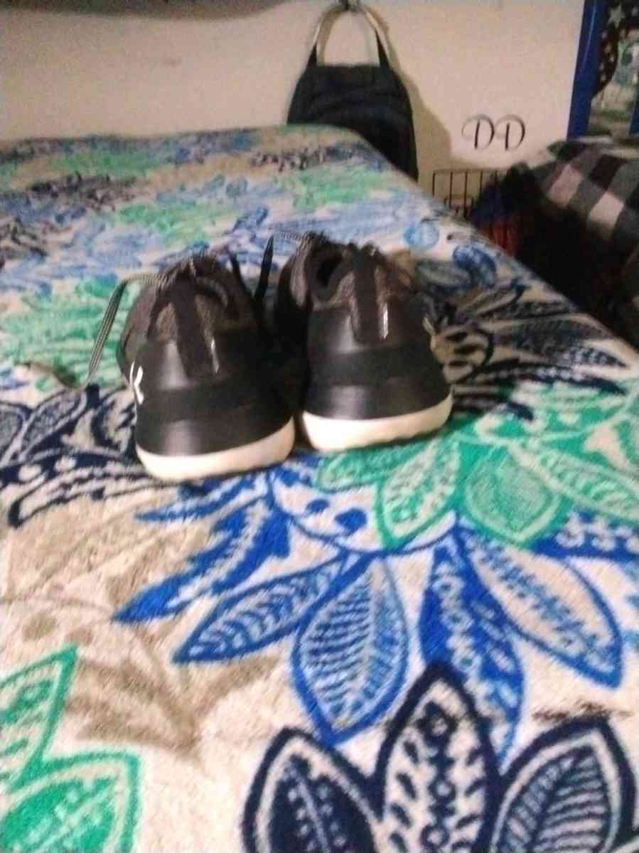 Under Armour size 9 womans sneakers great shape - Robinson, Illinois - FleaMarketBay