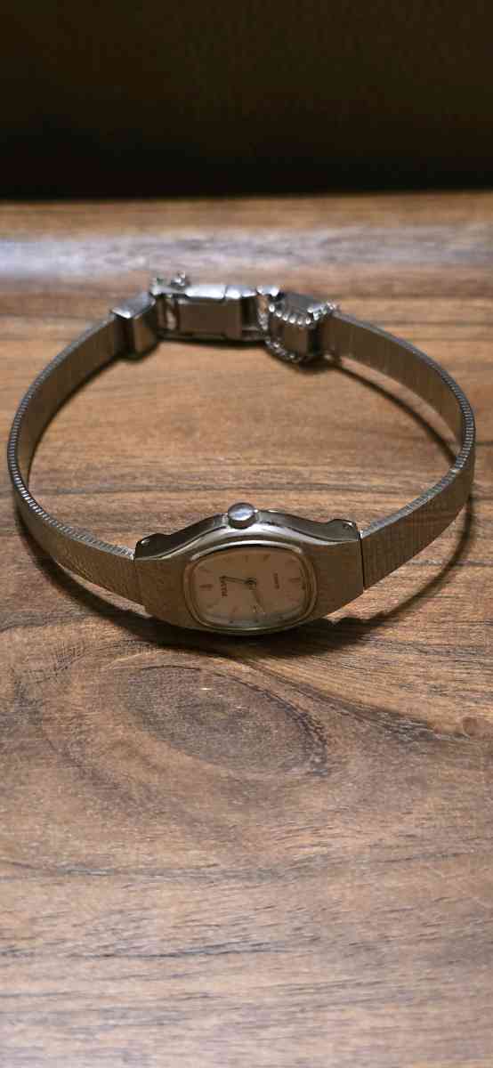 vintage ladies pulsar quartz watch - Southfield, Michigan - FleaMarketBay