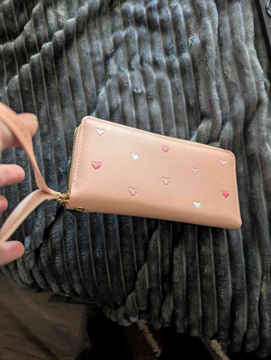 BRAND NEW WALLET - Bristol, Pennsylvania - FleaMarketBay