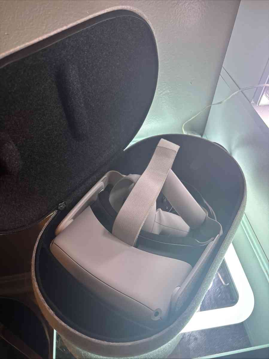 oculus VR headset with case - Jeffersonville, Indiana - FleaMarketBay