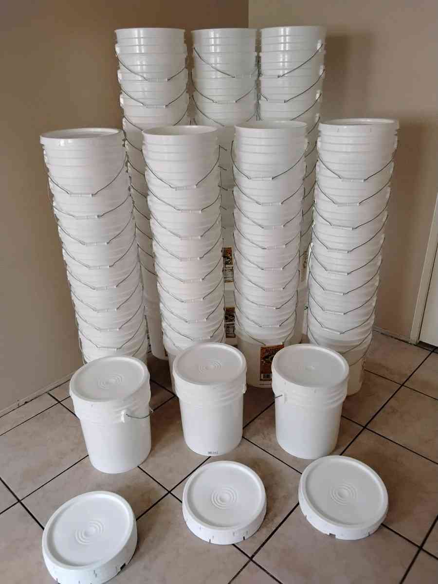 5 Galon White Buckets - Pomona, California - FleaMarketBay