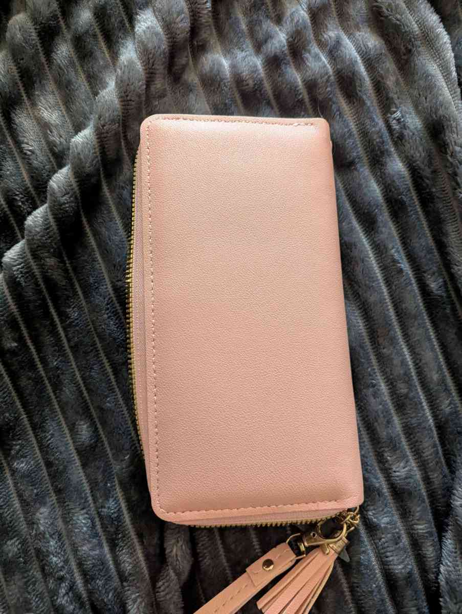 BRAND NEW WALLET - Bristol, Pennsylvania - FleaMarketBay