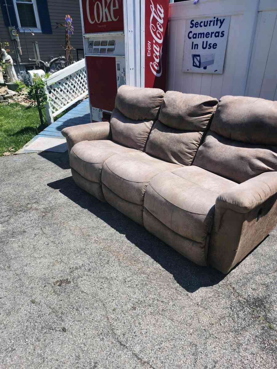 couches - Alicia, Arkansas - FleaMarketBay
