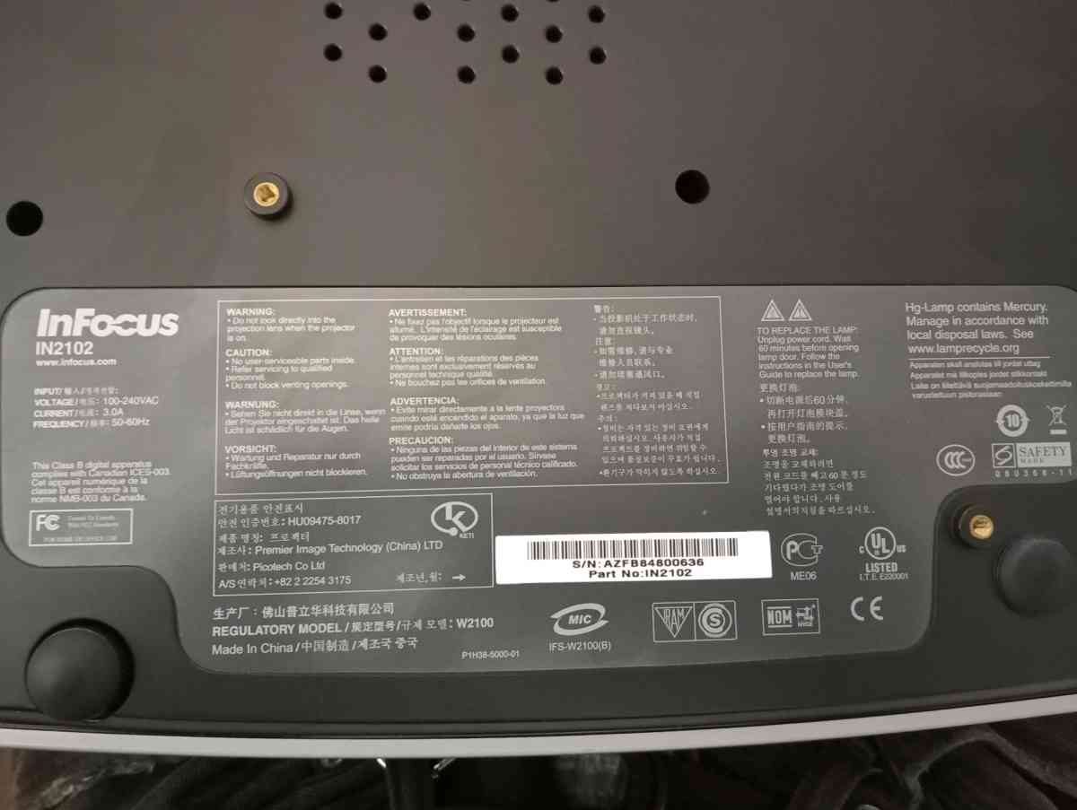 InFocus IN2102 Projector With Remote - Washington Navy Yard, District of Columbia - FleaMarketBay